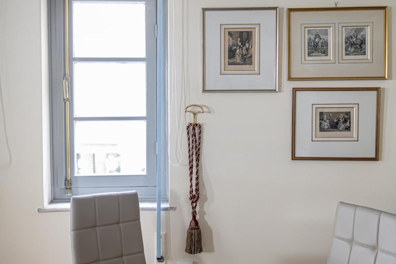 Ideal 4 Bdr Apartment In Plaka For 10! Athens Luaran gambar